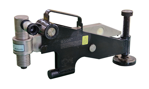 Hydraulic flange aligning tool